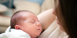 Jak usunąć klej wodny z okładziny?