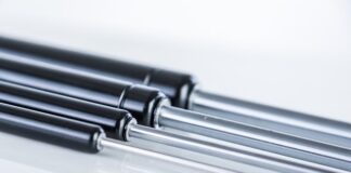 Jak dolać olej do siłownika hydraulicznego?